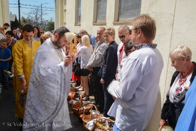 Утреня Пасхи і освячення великодних кошиків. Парафіяльний святковий сніданок