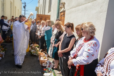 Утреня Пасхи і освячення великодних кошиків. Парафіяльний святковий сніданок