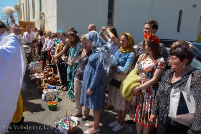 Утреня Пасхи і освячення великодних кошиків. Парафіяльний святковий сніданок