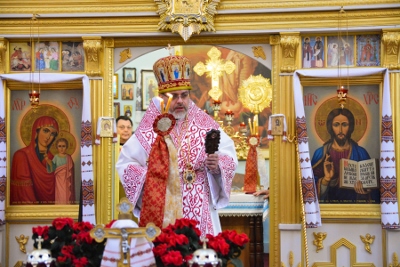 Greeting his Eminence Archbishop Daniel in St. Andrews church LA