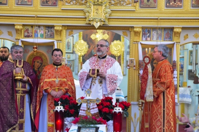 Greeting his Eminence Archbishop Daniel in St. Andrews church LA