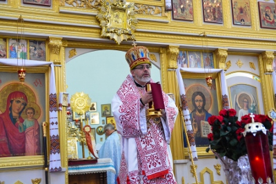 Greeting his Eminence Archbishop Daniel in St. Andrews church LA