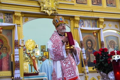 Greeting his Eminence Archbishop Daniel in St. Andrews church LA