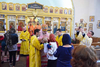 Greeting his Eminence Archbishop Daniel in St. Andrews church LA