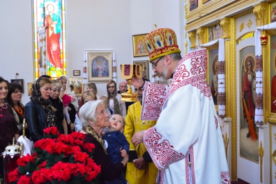 Greeting his Eminence Archbishop Daniel in St. Andrews church LA