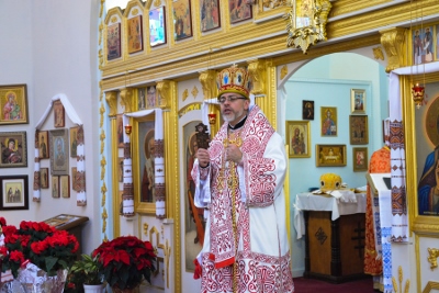 Greeting his Eminence Archbishop Daniel in St. Andrews church LA