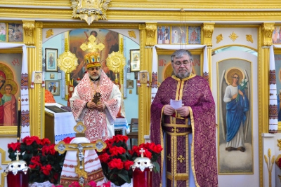 Greeting his Eminence Archbishop Daniel in St. Andrews church LA