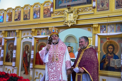 Greeting his Eminence Archbishop Daniel in St. Andrews church LA
