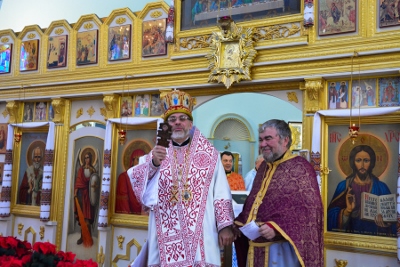 Greeting his Eminence Archbishop Daniel in St. Andrews church LA