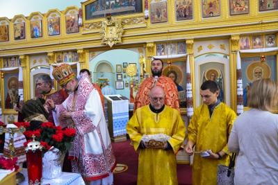 Greeting his Eminence Archbishop Daniel in St. Andrews church LA