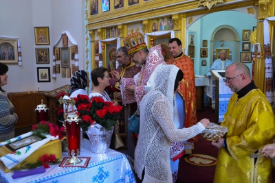 Greeting his Eminence Archbishop Daniel in St. Andrews church LA