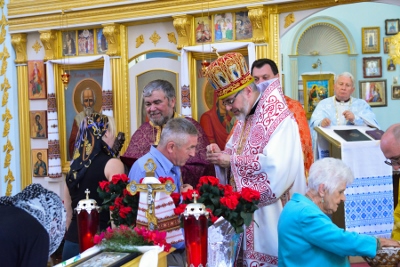 Greeting his Eminence Archbishop Daniel in St. Andrews church LA