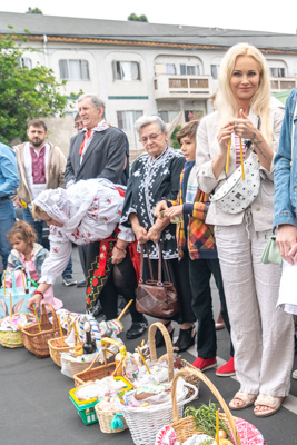 Утреня Пасхи і освячення великодних кошиків.