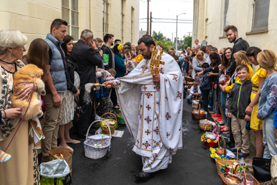 Утреня Пасхи і освячення великодних кошиків.