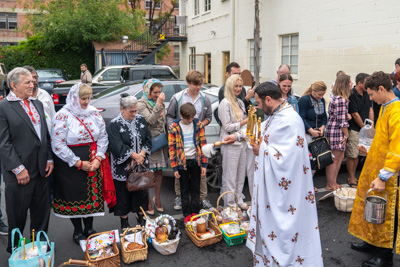 Утреня Пасхи і освячення великодних кошиків.