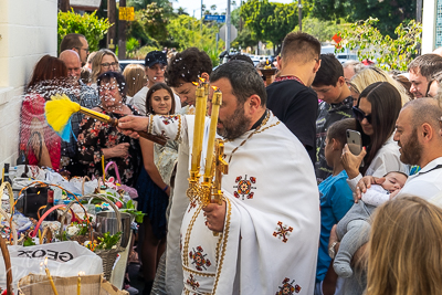 Утреня Пасхи і освячення великодних кошиків.