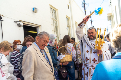 Утреня Пасхи і освячення великодних кошиків.