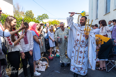 Утреня Пасхи і освячення великодних кошиків.