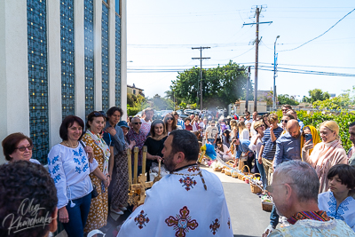 Утреня Пасхи і освячення великодних кошиків.