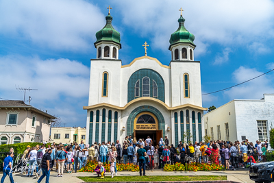 Утреня Пасхи і освячення великодних кошиків.