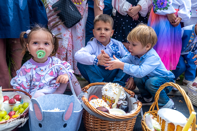 Утреня Пасхи і освячення великодних кошиків.