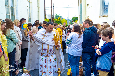 Утреня Пасхи і освячення великодних кошиків.