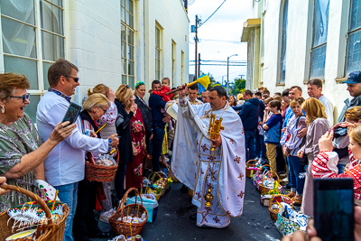 Утреня Пасхи і освячення великодних кошиків.