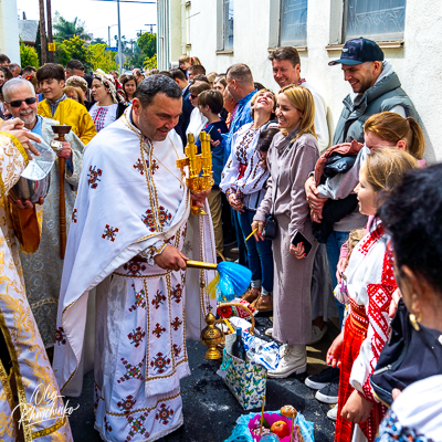 Утреня Пасхи і освячення великодних кошиків.