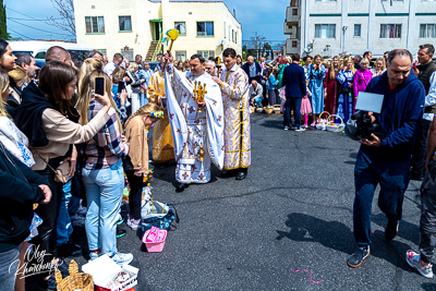 Утреня Пасхи і освячення великодних кошиків.