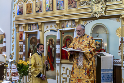 Greeting His Eminence Archbishop Daniel in St. Andrews church LA