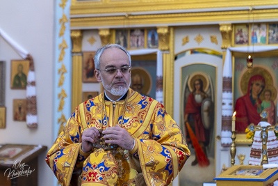 Greeting His Eminence Archbishop Daniel in St. Andrews church LA