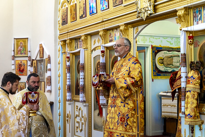 Greeting His Eminence Archbishop Daniel in St. Andrews church LA