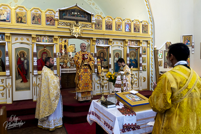 Greeting His Eminence Archbishop Daniel in St. Andrews church LA