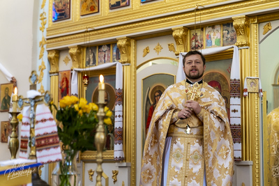 Greeting His Eminence Archbishop Daniel in St. Andrews church LA