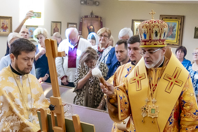 Greeting His Eminence Archbishop Daniel in St. Andrews church LA